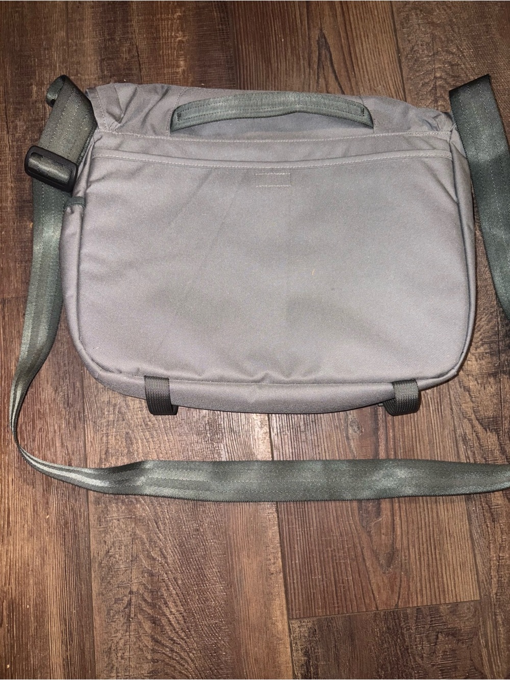 Patagonia messenger bag features dual buckle closures on the front flap - Picture 2 of 6